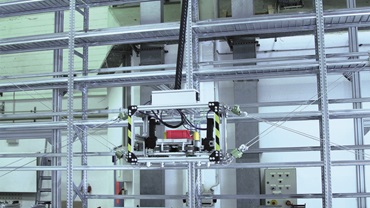 Kabelový robot v high-bay skladu