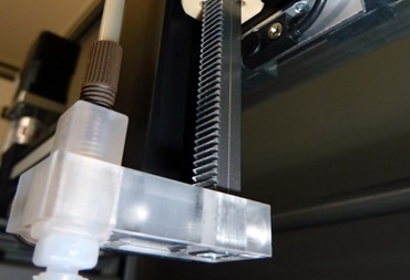 Osy stojanů drylin GRQ v zařízení na plnění lahví