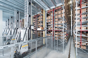 Zakládací a vyjímací systém DEMATIC s vodicím žlabem guidelok společnosti igus®