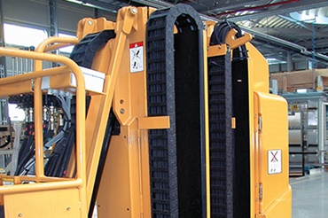 Grove Manlift s energetickým řetězem na extrémně malém prostoru