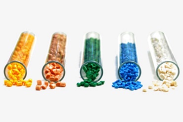 Zkumavky s různými plastovými granulemi
